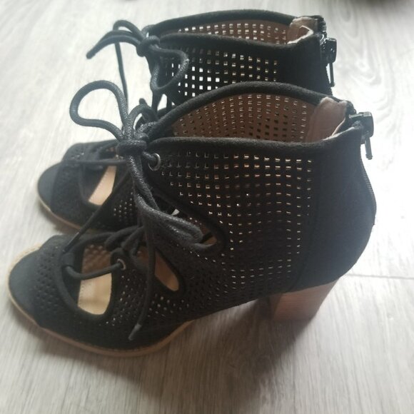 Report Open Toe Shoes Women’s Size 8 Heel Pumps Suede Black Perforated Manmade - Picture 3 of 12